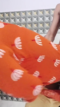 Sexy Desi Nepořádná kouření a stojící pejska sex oranžové šaty