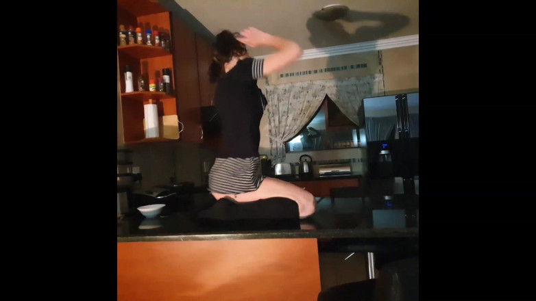 domslutfucker: Curvă slabă dans sexy striptease pe bucătărie