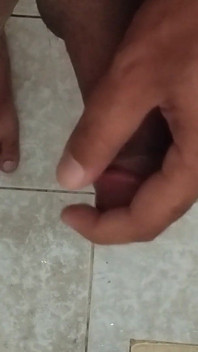 Mais jovem garoto gay fode na punheta