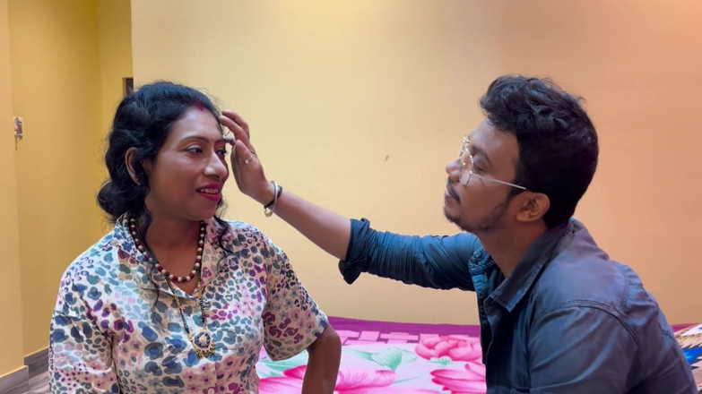 MrsEntertainer: Biwi Ko Bola apne Chef Ko muschi Kamsutra Ras Pilane...
