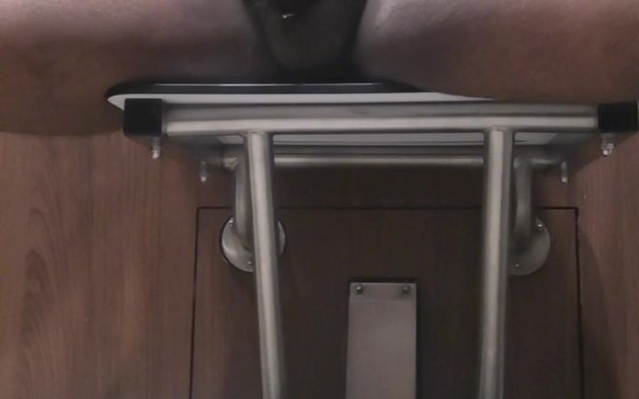 ObsidianFurry: शौकिया ब्राउन युवा गोल-मटोल हवाई अड्डे पर यात्रा करते हुए कामुक हो जाती है और लंड हिलाती है