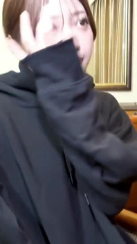 하녀 의상을 입은 피부의 F컵 미녀가 사적인 만남에서 달콤하고 솔직한 면을 드러냈습니다.