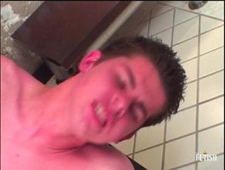 Gay Diaries: Brunetka Twink má zničený zadek obrovským černým ptákem