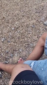 Przypadkowy femboy szarpie mojego kutasa i zjada moją spermę w parku