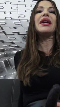 Dominação feminina da deusa Perfecta empurrada bi prostituta treinamento pov