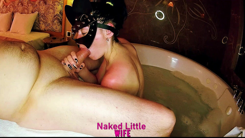 Nakedlittlewife: Chica chupa polla en el baño