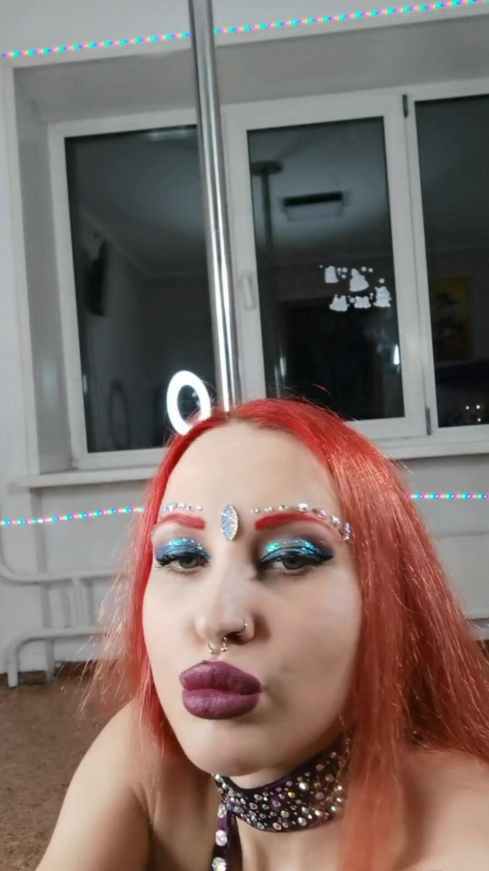 RedFox: Red fox cinsel olarak direğin üzerinde çıplak dans ediyor ve kendini amına...