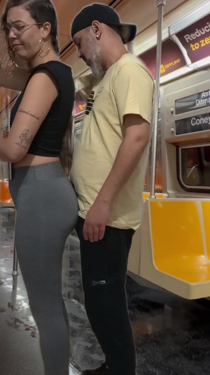 Gabi SweetCouplesStories: Awek pelajar dapat pancutan mani di kereta api bawah tanah...