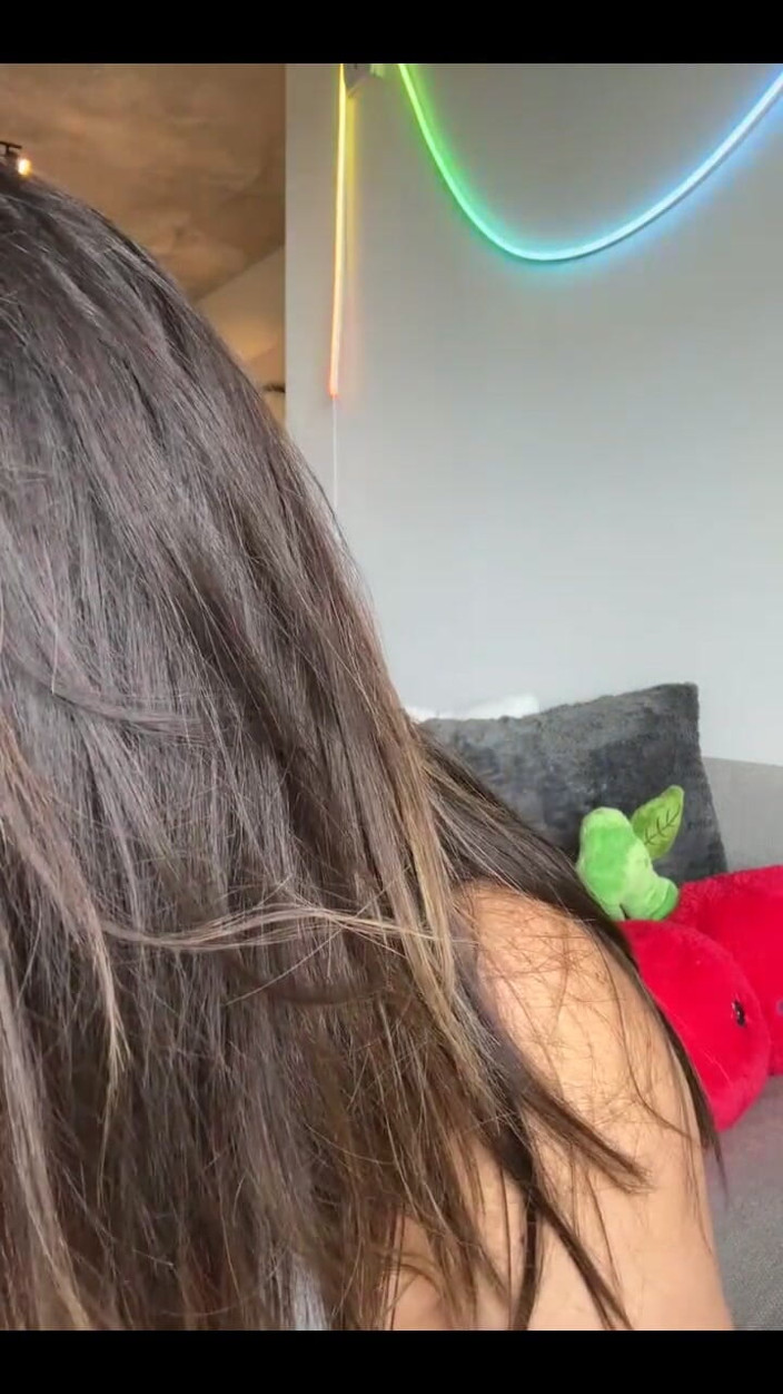 Dani Valentina: Dani Valentina와 함께하는 라이브 스트림