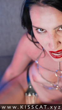 Sprostě mluvící sexy brunetka se sténáním