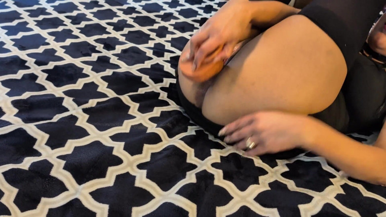 Leather and latex: Pancutan mani kali pertama bermain dildo