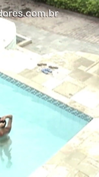 Un garçon filme des amis éhontés nus dans la piscine