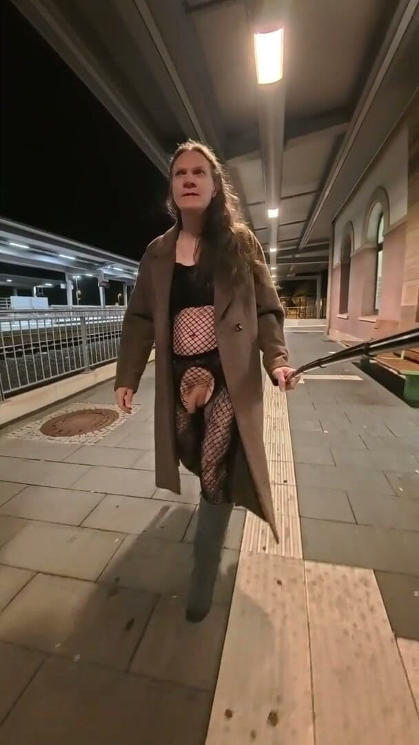 Slut Bella: Berbogel di stesen kereta api dan di bandar