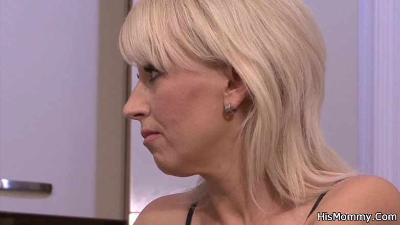 His Mommy: Ha perso una grande scena strip poker