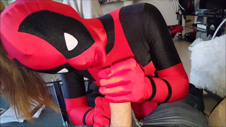 Nylon Xtreme: Pompino in costume da ragazza zentai deadpool