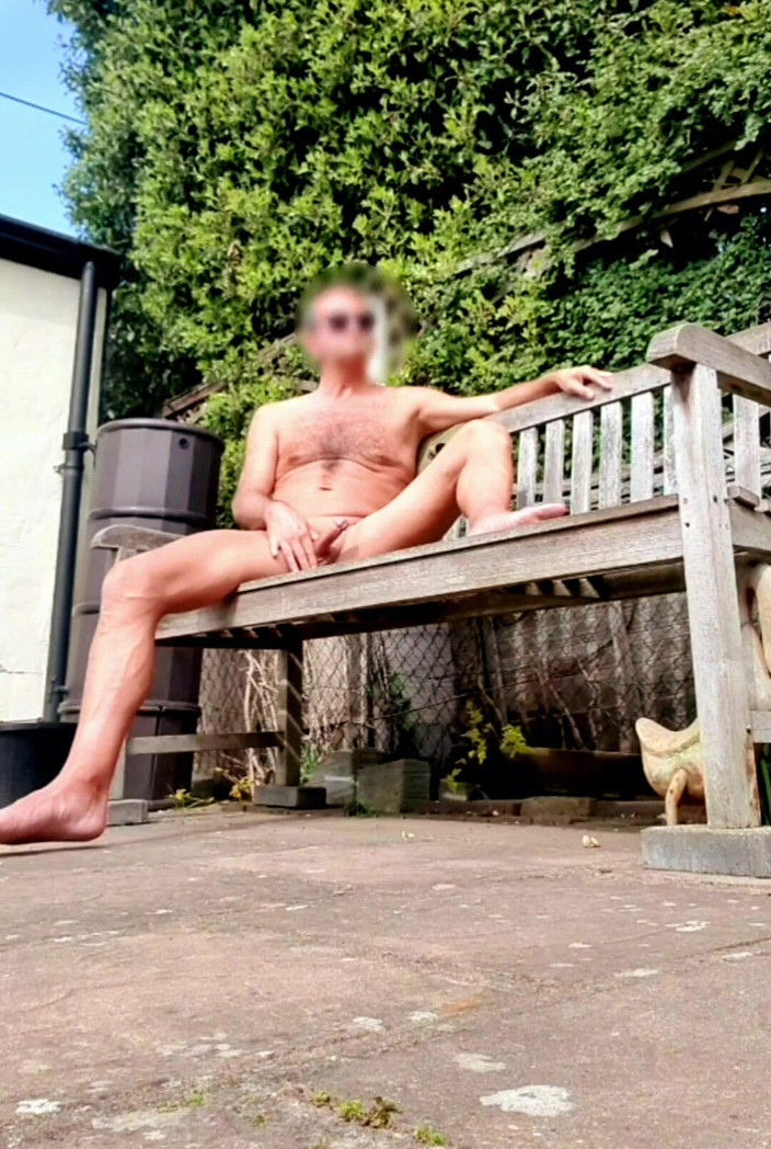 MaleModel: Garden Wank N Cum