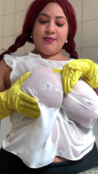 La BBW Liana Princess, aréoles énormes dans des gants en caoutchouc