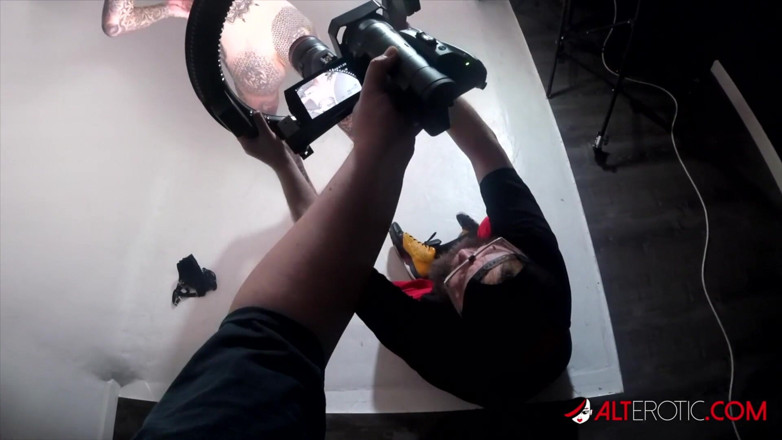 Alt Erotic: V zákulisí s novým tetováním hrudníku Amber Luke