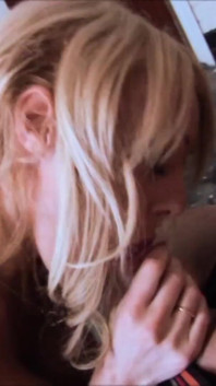 Une suceuse blonde en trouve une riche à goûter
