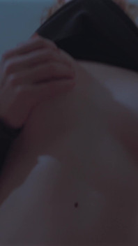 의붓여동생 따먹기 후 새엄마에게 실수로 사정하는 배다른 아들, 호텔 방에서 침대에서 공유하는 폴리 양