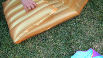Inflatable Lovers: Mata na powietrzu przy basenie