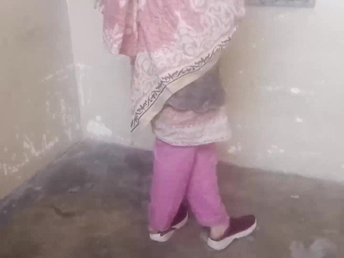 SHAKRATASNEEM: Üvey kız kardeşini üvey erkek kardeşi Pakistanlı ile ayarlarken anal sikişiyor