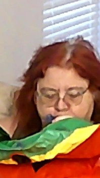 BBW-verpleegster Vicki Pijpt Een Enorme Plastic Vlotter Die Eruit Ziet Als Een Schijfje Met Watermeloenen