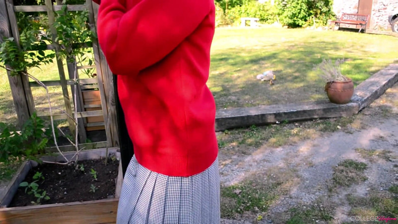 College Uniform: Rote uniform video von natahlia steel