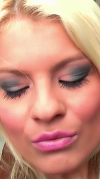 Jasmin Rouge - blowjob blonde di luar & kencing