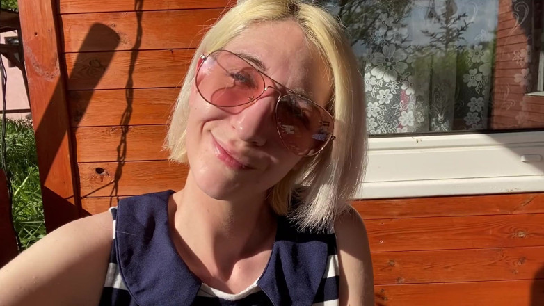 Cuteblonde666: Palenie na zewnątrz pokazuje moją owłosioną cipkę