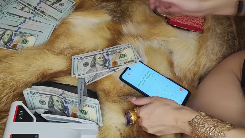 Princess18_: Findom: Bohyně peněz počítá peníze a nutí vás uctívat její...