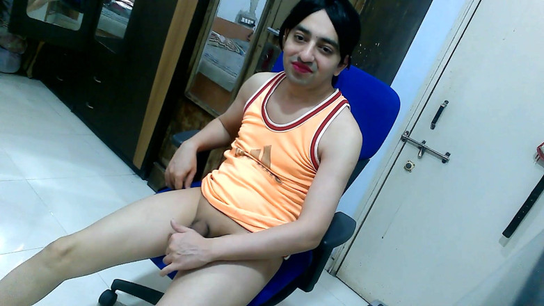 Cute & Nude Crossdresser: Dulce mariquita crossdresser femboy sweet lollipop en un tank top.