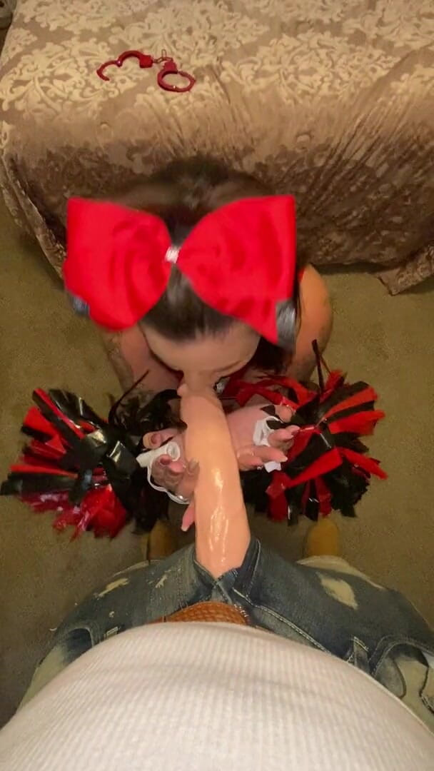 MzKiTTy91: Pawg cheerleader zuigend op monsterlul van 30 cm