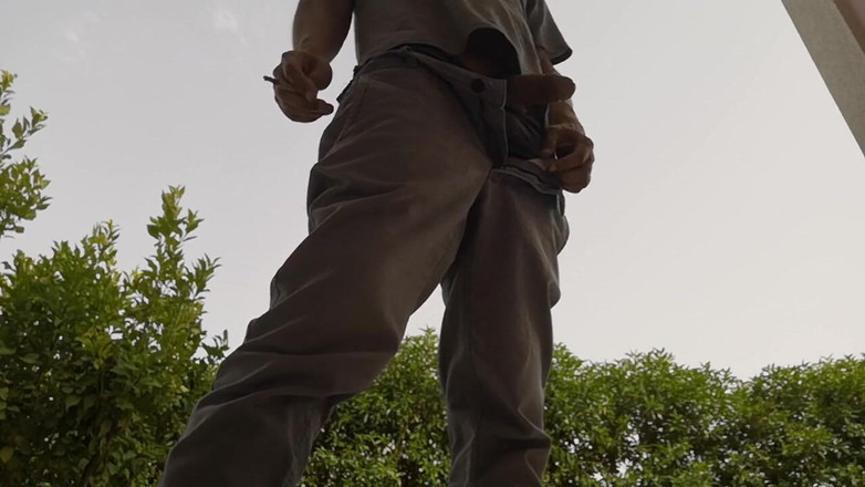 Rafael Torreano: タバコを吸いながらの素早い屋外オナニー