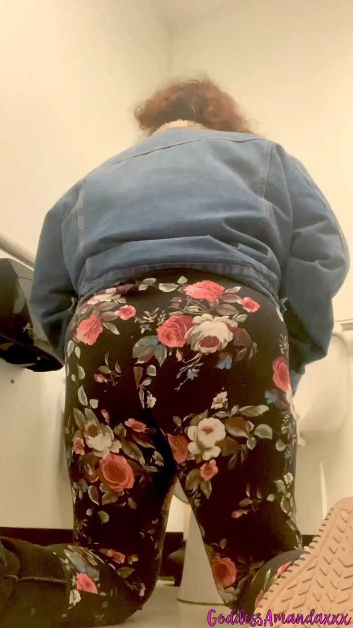 Goddess Amanda: bbw大屁股在浴室里