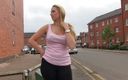 German Amateur: Британская милфа-блондинка писает на улице