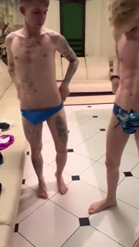 Kerl mit dicken schwänzen haben spaß in der sauna, ein typ mit einem großen schwanz fickte ein enges arschloch