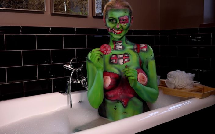 Em Yang: Zombie bodypaint e lavata in bagno