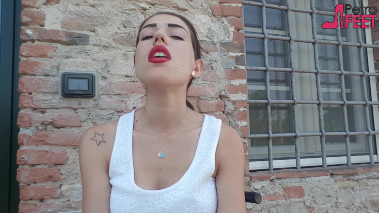 Smokin Fetish: Obraznica Petra își fumează ciggarete-uri în aer liber