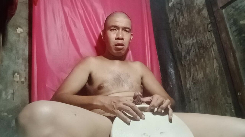 Piolo Alberto: 我用折叠椅作为假想的阴道