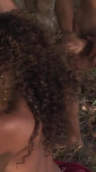 De jeunes chattes sexy au bord de la mer se font baiser la chatte consentante par trois grosses bites