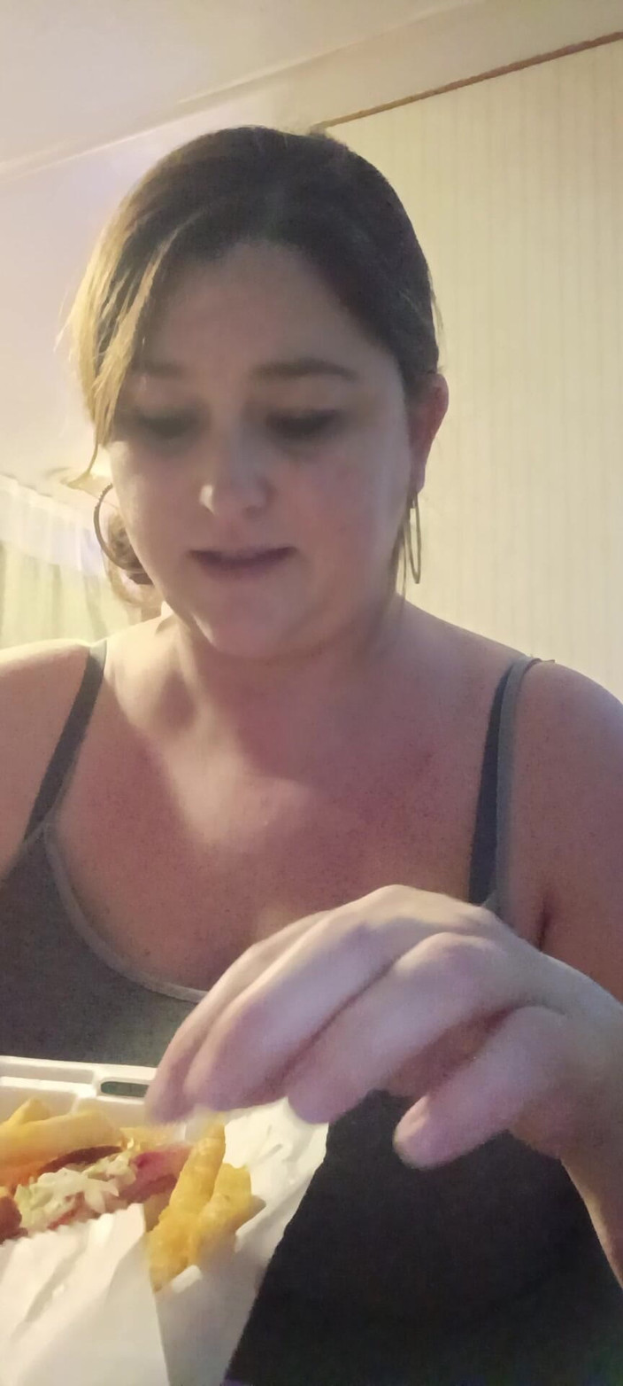 GoddessKristy00: Богиня поедает пиццу