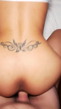 Piccola ragazza asiatica con grandi tette