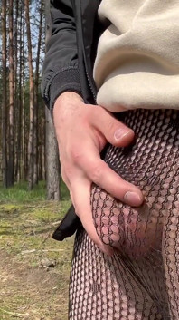 Je marche dans le parc en bas résille. Des inconnus me regardent