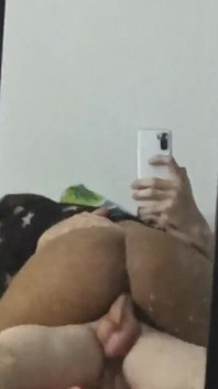 여행에 지친 그들은 조부모의 집에 도착하여 콘돔 없이 따먹어. 이것은 미국에서 일어났다.