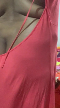 Eu amarrei o cinto do meu vestido um pouco, dizendo ao marido de Nangi