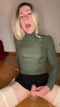 Drobná 19letá Femboy Crossdresser anální masturbace
