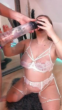 Bună dimineața băieți! Cauti o noua jucărie sexuală? Atunci ar trebui să urmărești videoclipul meu!