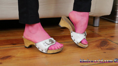 KimisWorld: Sinnliches Dangling & Shoeplay in Pinken Strumpfhosen - Loafers & Clogs