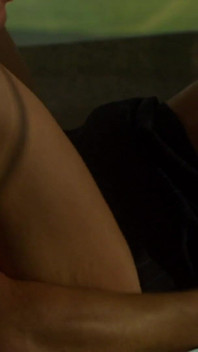 Jesse V издает сладкие звуки, пока ее киску трахают